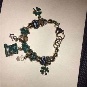 CLADDAGH St. Patrick Charm Bracelet Green Bead
